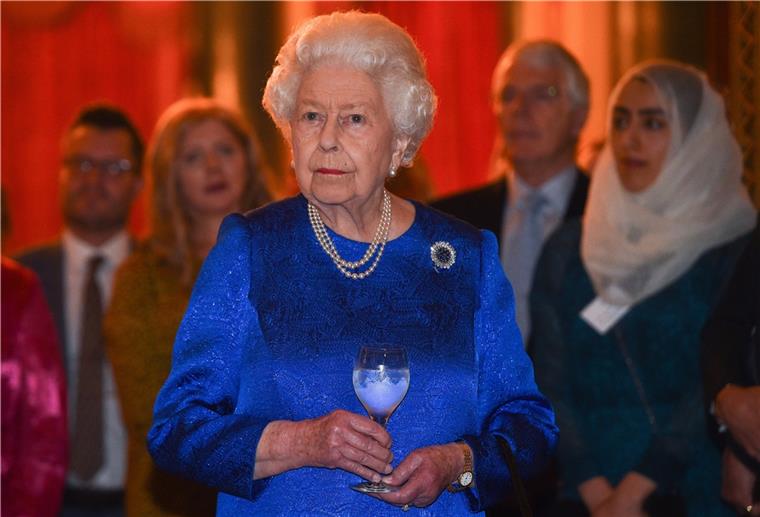 Die britische Königin Elisabeth II. während eines Empfangs. Zu ihrem 94. Geburtstag wird es auf Wunsch der Queen keine Salutschüsse geben. 