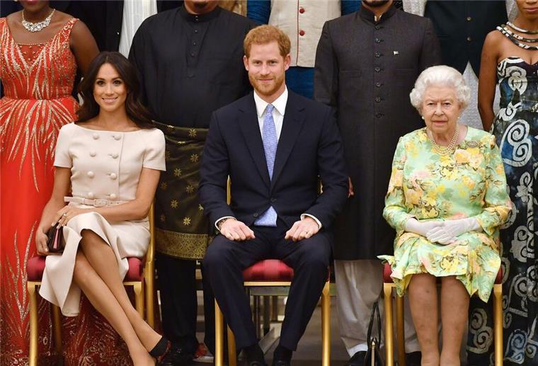 Die britische Königin Elizabeth II., Prinz Harry und seine Frau Meghan auf einer Aufnahme aus dem Sommer 2018.