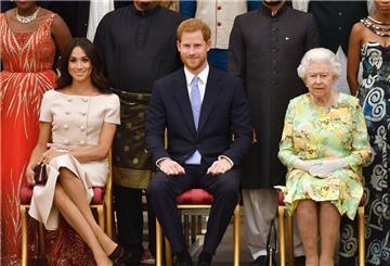 Die britische Königin Elizabeth II., Prinz Harry und seine Frau Meghan auf einer Aufnahme aus dem Sommer 2018.