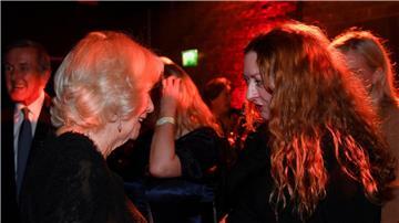 Die britische Königsgemahlin Camilla (l) spricht mit der in die engere Wahl gekommenen Autorin Claire Keegan während der Verleihung des Booker Prize im Roundhouse in London.