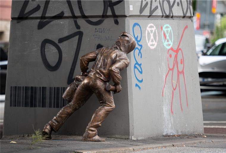 Noch ein mysteriöser Bronzemann - diesmal in Hamburg Die Bronzestatue stellt einen Mann mit Kapuzenpulli dar, der eine Spraydose in der Hand hält.