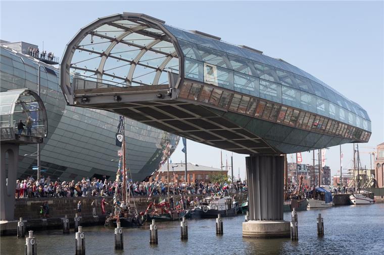 Schippertage in Bremerhaven - Glasbrücke dreht sich Die Brücke drehte sich auch im vergangenen Jahr für die Durchfahrt der Schiffe.