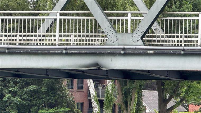 Die Brücke in Lingen war gesperrt, nachdem ein Frachter sie gerammt hatte. 