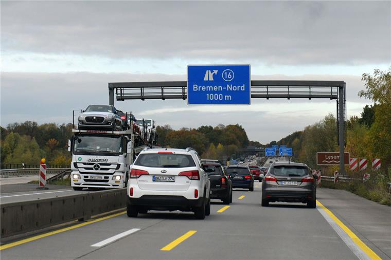 Die Brücke über den Fluss Lesum ist die wichtigste Verbindung zum Bremer Norden und nach Bremerhaven.


