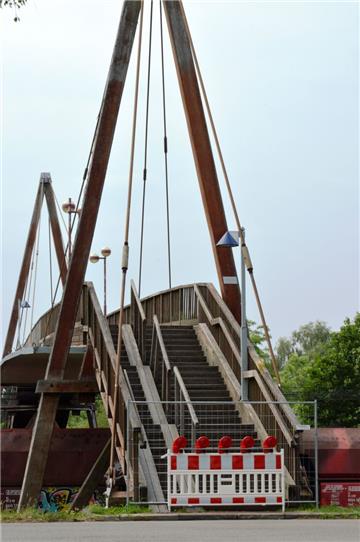Die Brücke über die Bahn zum Strand ist wegen Vandalismus gesperrt. 