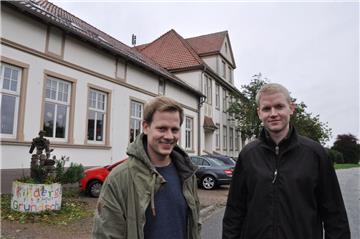 Die Brüder Christoph (links) und Torben Geil haben die alte Phiesewarder Schule gekauft. 