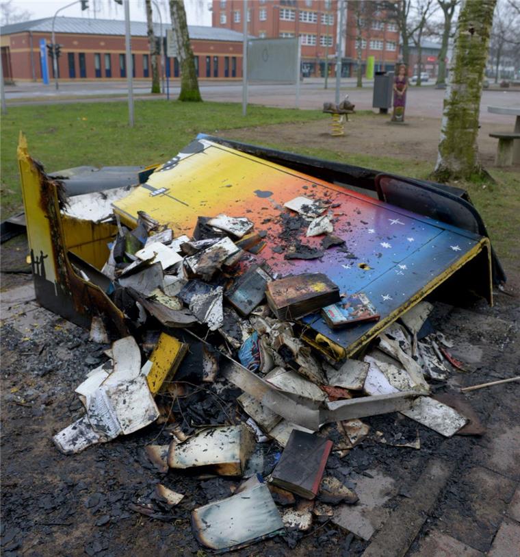 Vandalismus in Leherheide: "Hier brennt's jetzt richtig" Die Bücher-Telefonzelle - ein schönes Teil für Leherheide - wurde einfach abgefackelt.