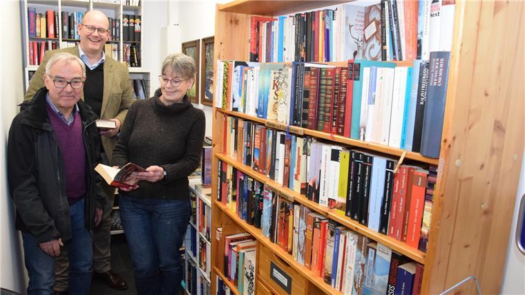 So tragen Ehrenamtliche zum Erfolg des Rhader Dorfladens bei Die Bücherstube im Dorfladengebäude ist deutlich erweitert worden. Sylke Rüger kümmert sich um die Organisation, Bürgermeister Marco Mohrmann (Mitte) und Horst Schäfer vom Team der Ehrenamtlichen freuen sich über die positive Entwicklung.