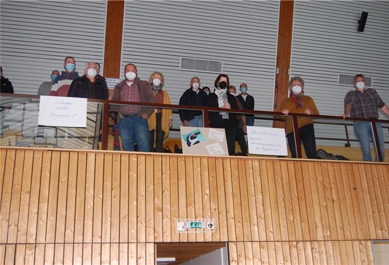 Gegenwind für den Windpark in Morgenland Die Bürger hatten bei der Info-Sitzung in der Großsporthalle Rodenkirchen Plakate an die Wand gehängt, um ihren Sorgen Ausdruck zu geben.