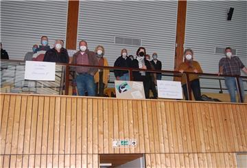 Die Bürger hatten bei der Info-Sitzung in der Großsporthalle Rodenkirchen Plakate an die Wand gehängt, um ihren Sorgen Ausdruck zu geben.