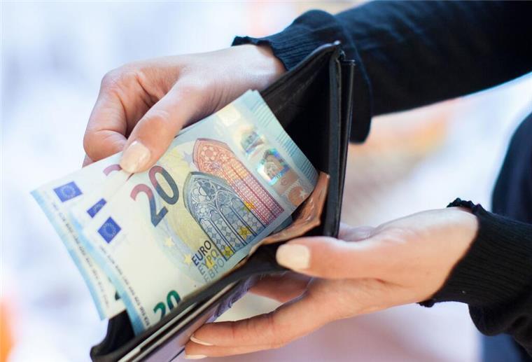 1000 Euro pro Monat für Singles! Diese Deutschen kassieren am meisten Bürgergeld Eine Person hält Geldscheine in die Kamera.