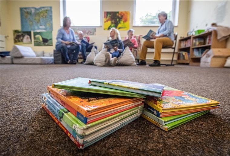 Stiftung jubelt: 32 neue Zeitstifter als Paten Die Bürgerstiftung organisiert das Ehrenamtsprojekt "Zeitstifter": Freiwillige Lese- und Schreibe-Paten an den Grundschulen. Hier beraten Paten und Organsisatorinnen den Einsatz an der Goetheschule. Foto: Hartmann