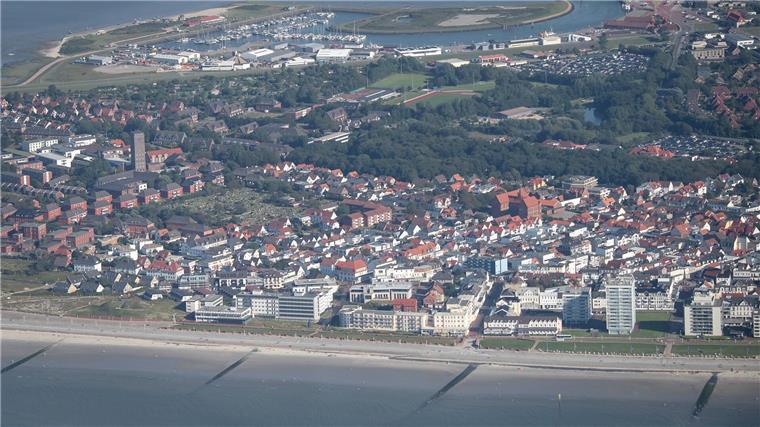 Die Buhnenfelder im Westen der ostfriesischen Insel werden mit neuem Sand aufgespült - so soll Norderney vor Sturmfluten geschützt bleiben. (Archivbild) 