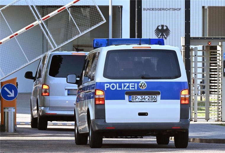 Mutmaßliches Mitglied syrischer Miliz in Bremen verhaftet Zwei Fahrzeuge der Bundespolizei fahren auf das Gelände des Bundesgerichtshofs (BGH) in Karlsruhe.
