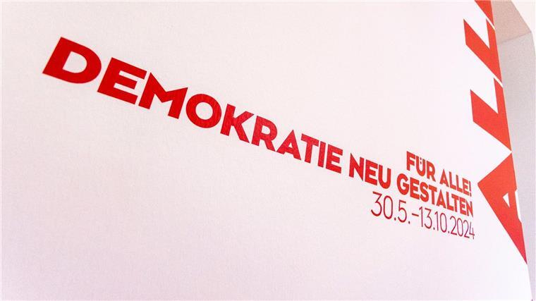 Losen statt wählen? Bundeskunsthalle seziert die Demokratie Die Bundeskunsthalle in Bonn zeigt die Ausstellung „Für alle! Demokratie neu gestalten“ bis zum 13.10.2024.