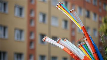 Die Bundesnetzagentur sieht kein wettbewerbswidriges Verhalten der Deutschen Telekom beim Glasfaserausbau. (Archivbild)