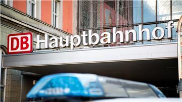 Die Bundespolizei am Münchner Hauptbahnhof hat das Bargeld in Empfang genommen und gezählt. (Symbolbild)