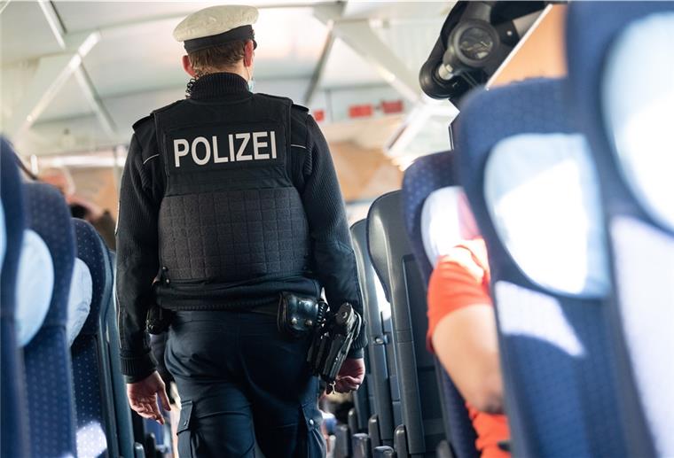 Lüneburg: Maskenverweigerer beleidigt Zugbegleiterin Die Bundespolizei forderte den Maskenverweigerer auf, den Zug zu verlassen.