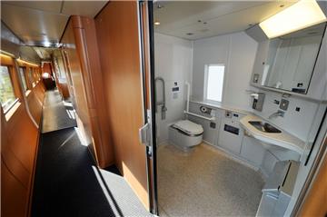 Die Bundespolizei hat am Düsseldorfer Hauptbahnhof einen splitterfasernackten Schwarzfahrer auf der Zugtoilette erwischt. 