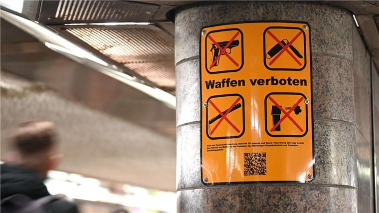 Waffenverbot an Bahnhöfen in Bremen und Hannover verlängert Die Bundespolizei hat ein Waffenverbot an den Hauptbahnhöfen in Hannover und Bremen verlängert. (Archivfoto)