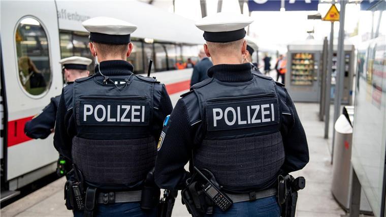 Bundespolizei im Norden - viele Aufgaben, mehr Überstunden Die Bundespolizei kümmert sich auch um die Sicherheit auf Bahnhöfen. (Archiv)