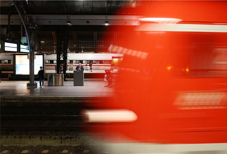 Ein Zug fährt in den Hauptbahnhof. 