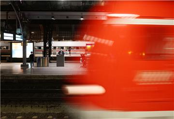 Ein Zug fährt in den Hauptbahnhof. 