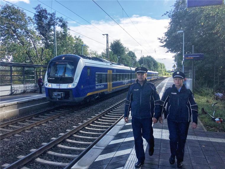Die Bundespolizei läuft Streife am Lunestedter Bahnhof.