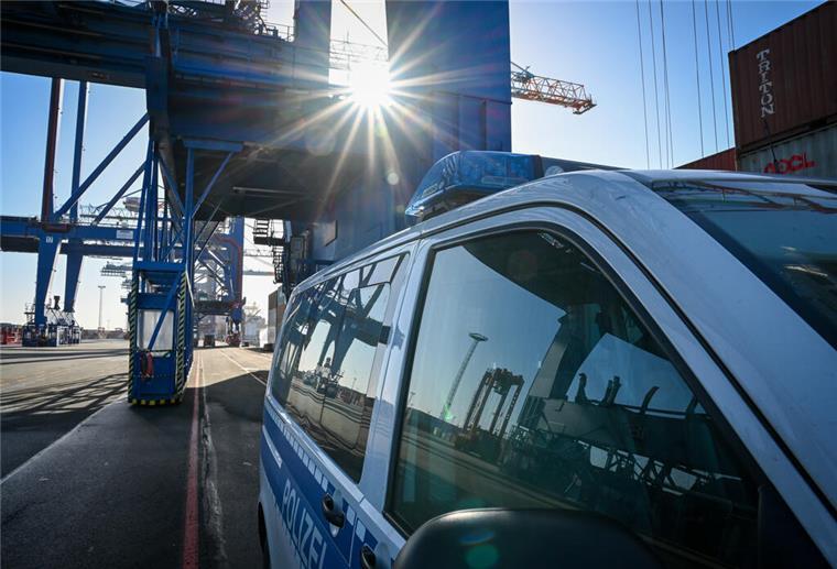 Polizeiauto im Hafen mit Brücke