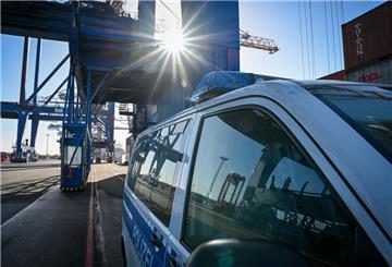 Polizeiauto im Hafen mit Brücke
