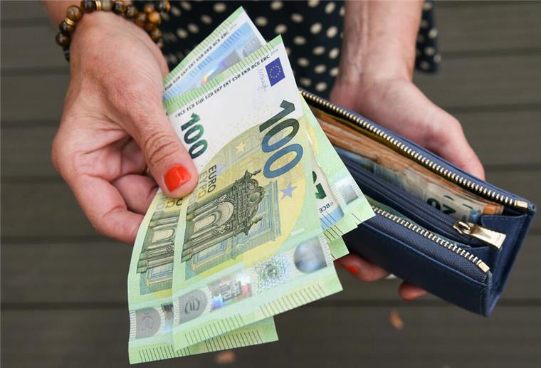 300 Euro Klimageld pro Person: Was sich bei der versprochenen Auszahlung ändert Eine Frau hält eine mit mehreren Geldscheinen in die Kamera. Aus dem Klimageld in Höhe von bis zu 300 Euro pro Person wird nun wohl doch nichts.