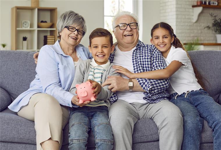 Bis zu 375.000 Euro im Alter! Frühstart-Rente soll 2026 kommen – Wer davon profitiert Rentner sitzen mit ihren Enkeln auf dem Sofa und halten ein Sparschwein. Die Bundesregierung plant eine Renten-Reform. Die Frühstart-Rente soll schon 2026 an den Start gehen.