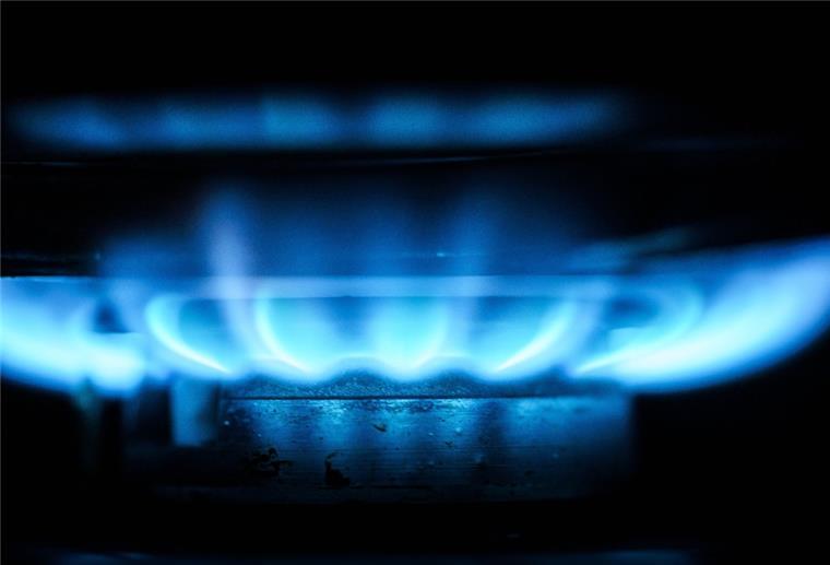 Regierung kippt Gasumlage und will Preisbremse einführen Flamme am Gasherd