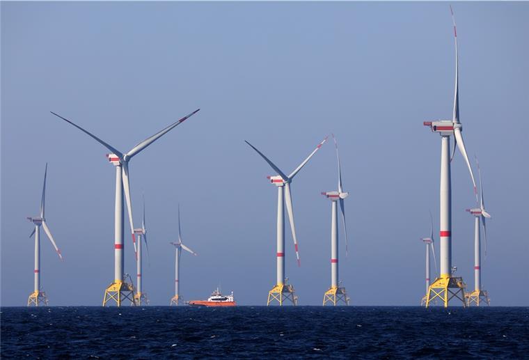 Windkraft-Ausbau auf See - Perspektive für deutsche Werften? Windräder des Windparks «Wikinger» in der Ostsee vor Rügen drehen sich.