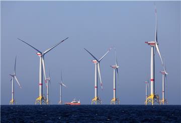 Windräder des Windparks «Wikinger» in der Ostsee vor Rügen drehen sich. 