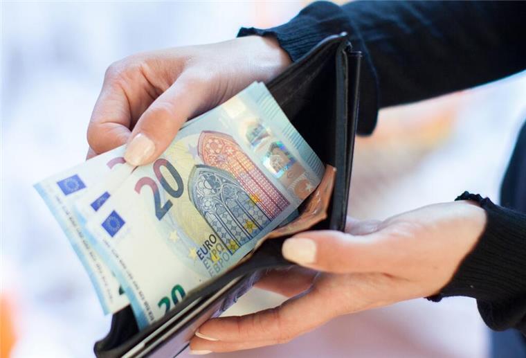 Bis zu 100 Euro! Merz-Regierung plant Entlastung für alle Bürger Eine Person hält mehrere 20-Euro-Scheine in die Kamera.