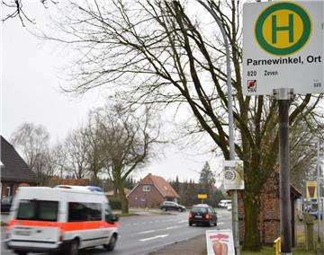 Die Bundesstraße 71 in Parnewinkel ist schwierig zu überqueren. Eine Ampel gibt es bisher nicht. Eltern fordern aus Sicherheitsgründen eine Querungshilfe in Höhe der Bushaltestellen.  