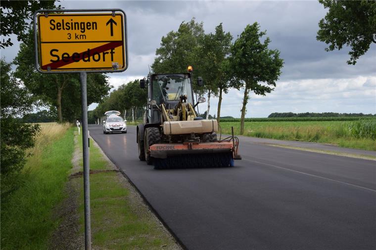 B71 zwischen Selsingen und Brauel fast fertig Die Bundesstraße 71 wird gereinigt. Nur die Fahrbahnmarkierungen und manche Schilder fehlen noch. Zum Wochenende soll der Verkehr zwischen Selsingen und Zeven wieder rollen.