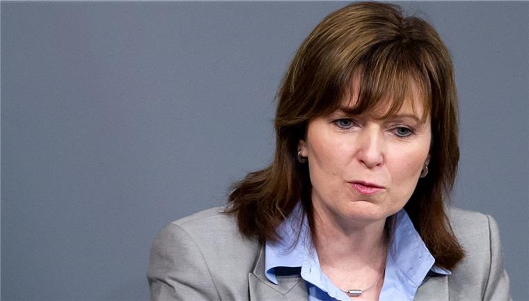 Lebenslauf gefälscht: SPD-Politikerin tritt zurück Die Bundestagsabgeordnete Petra Hinz (SPD) hat ihr Mandat niedergelegt.