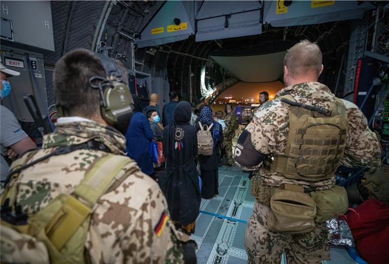 Bundeswehr fliegt weitere 196 Menschen aus Kabul aus Bundeswehrsoldaten und afghanische Flüchtlinge steigen in ein Militärflugzeug ein.