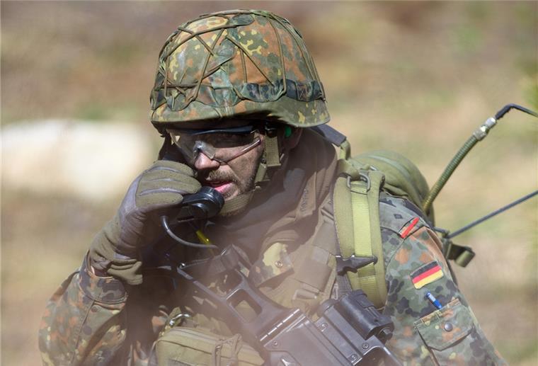 Deutschland entsendet zusätzlich 350 Soldaten nach Litauen Ein Artillerie-Soldat setzt während einer Übung einen Funkspruch ab.