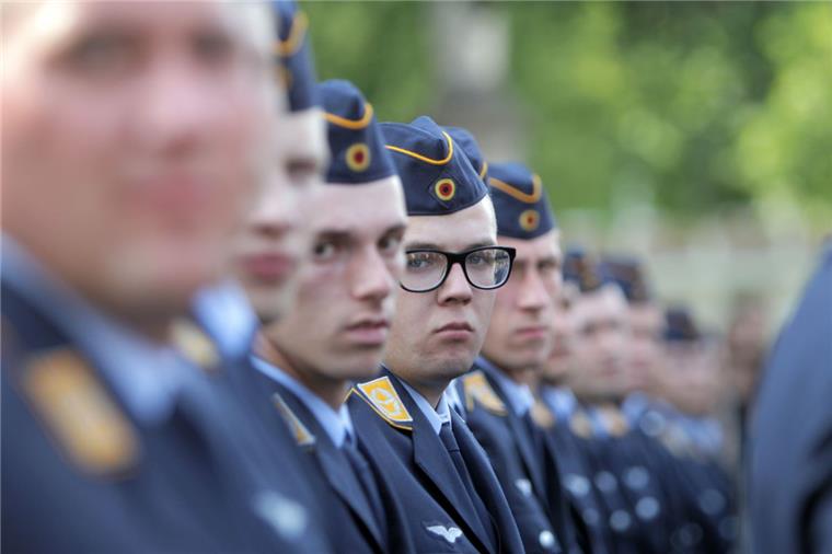 Geheimdienst soll Bundeswehr-Bewerber durchleuchten Die Bundeswehr will ab Juli 2017 ihre Bewerber einer Sicherheitsüberprüfung durch den Militärischen Abschirmdienst (MAD) unterziehen.