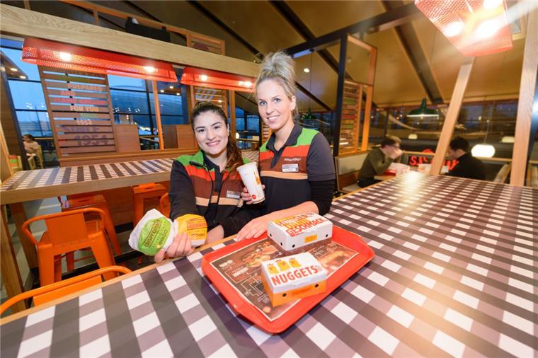 "Burger King" im Columbus Center erscheint im neuen Look In der neuen Sitzecke bei "Burger King" in der Oberen Bürger empfangen die Mitarbeiterinnen Buket Kizilova (links) und Anneka Kalkan die Gäste.