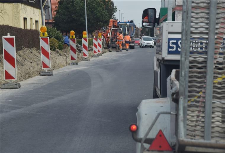 Nordenham: Schweewarder Ortsdurchfahrt wird bis Mitte April gesperrt Die Burhaver Straße ist zurzeit halbseitig gesperrt. Ab Montag gibt es eine Vollsperrung.