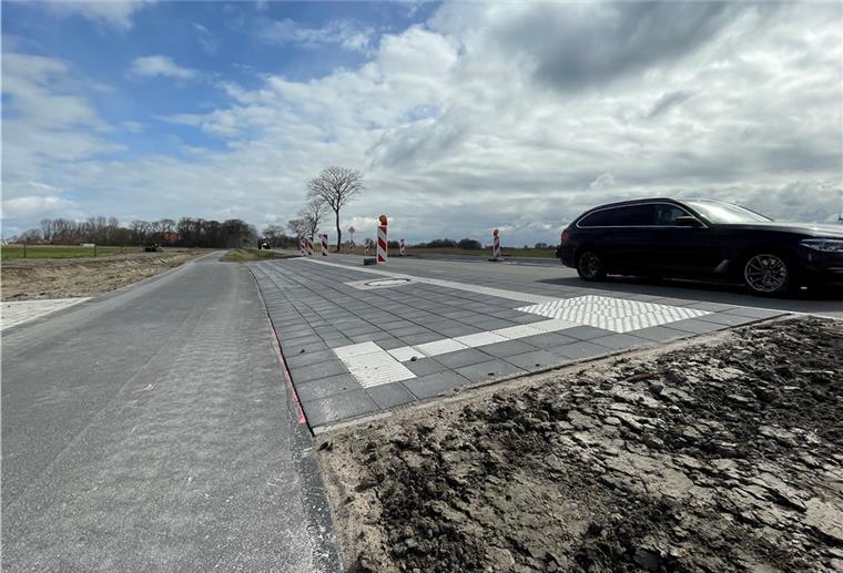 Weiter Ärger um Butjadinger Pannen-Radweg Die Bushaltestelle im Bereich der Abzweigung nach Iggewarden weist eine Steigung auf, die mit Barrierefreiheit nicht mehr viel zu tun hat. Der Höhenunterschied zwischen Bord und Radweg, der ausgeglichen werden muss, ist zu groß.