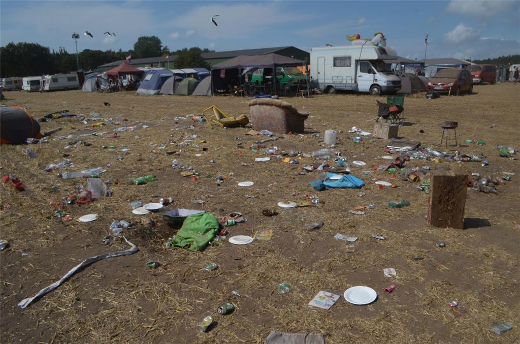 Die Camper sind weg - der Müll ist noch da. Foto: Overschmidt