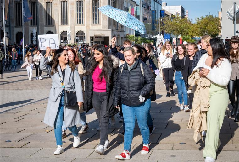 Bremerhaven: 600 neue Studenten an der Hochschule Studenten laufen durch die Innenstadt von Bremerhaven.