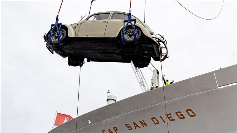 Schwebender VW Käfer - mit Lastkran auf die „Cap San Diego“ Die Cap San Diego ist ein Museumsschiff im Hamburger Hafen.