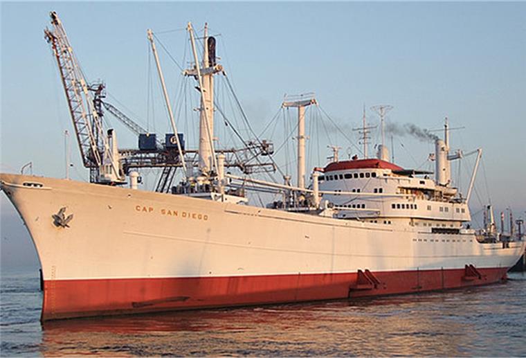 „Cap San Diego“ auf dem Weg nach Bremerhaven Die „Cap San Diego“ wird in Bremerhaven saniert.