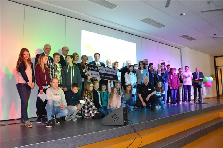 Carl-Friedrich-Gauß-Schule Zeven setzt ein Zeichen gegen Rassismus Die Carl-Friedrich-Gauß-Schule Zeven trägt nun den Titel: "Schule ohne Rassismus - Schule mit Courage".